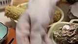 女子让丈夫吃生蚝，丈夫被迫答应