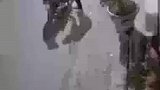 两男子深夜盗窃铁架，被屋主发现吓得连车都不要！