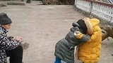 穿黄衣服和穿绿衣服的两个小孩在打架，爷爷不知道帮谁了！