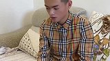 帅哥去朋友家玩，发现她家狗狗真时尚，看把帅哥激动地脸都红了