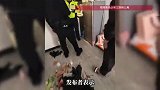女生同时谈了两个男友，男友们同时过来送花，气愤报警当面对峙