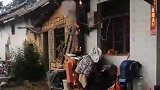 电表短路直冒火花，大伯拿着铲子就上，这处理方式绝了
