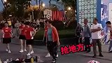 大妈跳广场舞，这也太嚣张了