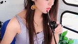 工地小哥呼唤塔吊女司机,接下来一句话,小姐姐瞬间脸红了!