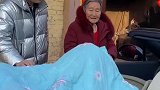 小伙买了一辆新车回家，奶奶看到直接这样做，封顶大吉？