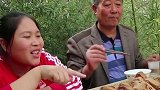 胖妹卤了一锅香辣鸭头,和老爸两人吃的直冒汗,简直是完美的下酒菜!