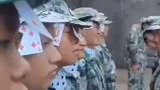 湖南益阳：身体夹扑克！教官军训出狠招 新生：我太难了