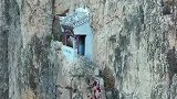 悬崖绝壁上的小屋，多年无人上香，这么险的地方是怎么建的呢！