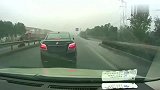 师傅被无牌路怒车拦截，小伙下车就开砸，还有人全程录像