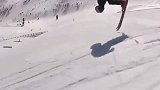这波滑雪技巧操作太6了！希望这兄弟没有摔坏