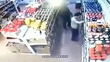 便利店小伙还没反应过来就倒下了，监控记录下可恶行为