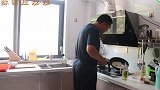 龙龙爸心疼霞怀孕不方便做饭，赶紧过来帮忙，二婚老伴真体贴