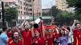 上海西班牙球迷难掩激动走上街头，手举奖杯疯狂庆祝