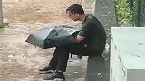 下雨天，在路边拍到这一幕，咱也不敢过去问！