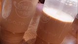 吃凉皮配两大杯奶茶，一看这就是讲究人家的吃法
