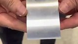 男子展示工艺品，浑然天成严丝合缝