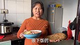 刘大姐给外孙做了道下饭菜，刚上桌就马上开抢，刘大姐拦都拦不住