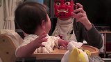 妈妈带着妖怪面具出现，小宝宝瞬间被吓坏：你不是我妈妈