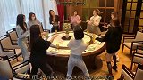 到底是牛仔裤太诱人，还是黑丝小姐姐更魅惑呢