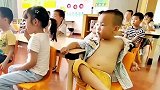 幼儿园小朋友现霸气坐姿