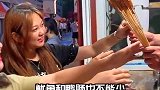 感受一下山东人吃串的氛围，三五好友一起吃串太幸福了