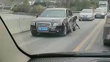 前方的奥迪车主，我不就是玩个手机，至于这么盯着我