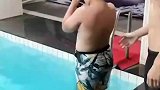 教练指导男孩跳水，做到零水花