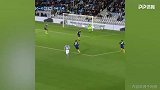 空门的机会踢成横传！这哥们儿射门水平太骚了