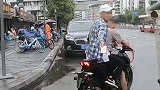 成都妹子手机当街被偷 摩托侠飞车逆行追贼连吼“放下”