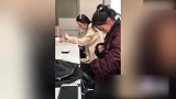 论大学生上课时没有带手机的样子，太真实了！