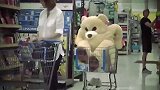 超市的玩具熊复活了，大庭广众之下，将超市顾客吓得不轻