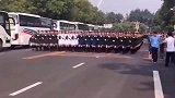 齐涮涮齐涮涮的跑步声都让人无比激动，骤然起敬！向中国女兵致敬