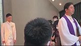 国外婚礼上发生的爆笑一幕，新郎跟在牧师的后面，紧张的顺拐了！