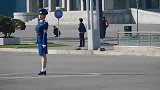 朝鲜的女交通员，每次看到她们就走不动，找个小板凳坐会