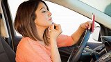 女车主驾车时用手挠了下脖子，却收到违章短信：扣2分，罚款50