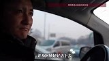 女子用去世儿子书包装丈夫骨灰，殡葬公司知道后，为其全额免单