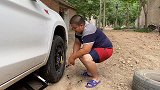 女婿在岳母家扎烂1个车胎，岳母心里不舒服，赶紧拿钱给女婿补胎