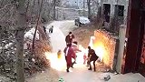爸爸好奇点燃液化气残液引爆燃 小孩被火球包围 妈妈出手拽出