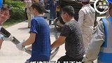 团结就是力量！郑州百余市民自发排长龙扛550米电缆！ 暴雨中的河南力量 河南暴雨互助