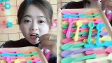 小可爱美女直播吃勺子巧克力，一口下去超爽，向往的生活