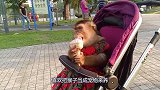 猴子穿着漂亮裙子坐在婴儿车上，还抱着冰激凌吃，简直跟孩子一样
