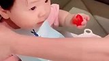 孩子从小吃饭就不用人操心，这就是小时候的干饭人，你们不要羡慕