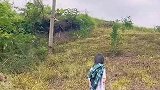女孩在户外和野生动物零距离，看清楚了没