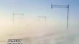 游客自驾阿勒泰途中遇到风吹雪
