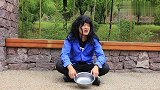 美女看到流落街头的乞丐，好心帮助他却遭乞丐嫌弃，结局太搞笑了