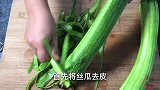 炒丝瓜时，直接下锅是不对的！难怪丝瓜发黑无食欲，早懂早受益