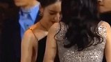 杨幂这是穿多高的鞋子走路都成挪步，看丫丫那眼神就能猜到了