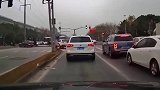 行车记录仪实拍：肆无忌惮的加塞，这一次却遇见了高手