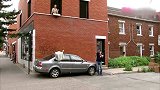 国外恶搞，帮忙搬空调到窗台，不料掉下去把车顶砸坏，路人慌了