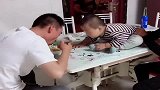 外甥看舅舅吃面条，要不是姥姥拉着，估计都要扑过去了